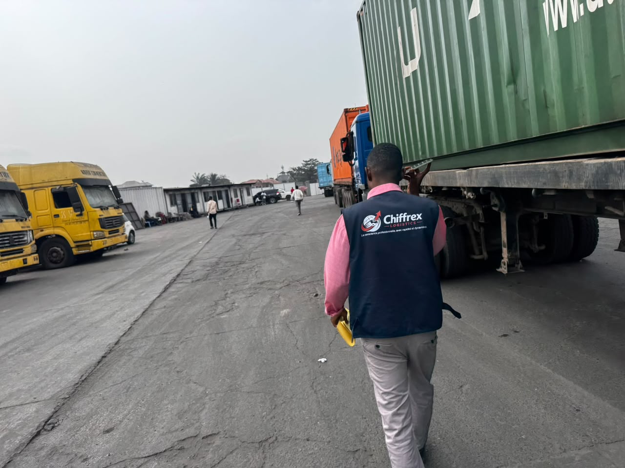 Agent Chiffrex Logistics en contrôle douanier au parc à conteneurs